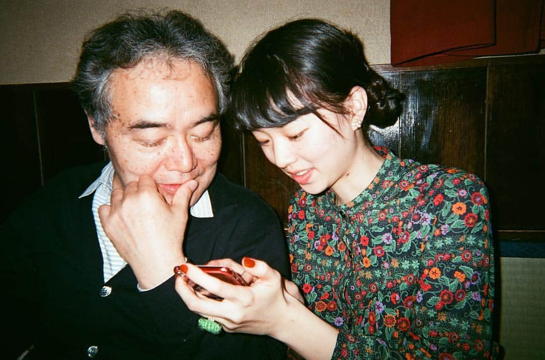 片山友希さんのインスタグラム写真 - (片山友希Instagram)「NHK #ゾンビが来たから人生見つめ直した件  23時30〜 今夜は第5話！  写真はみずほカメラ(@bashiko625 ) 打ち上げ中の岩松さん、いやいや光男と薫  髪型はYUKIちゃんのGirly TREEによく出てくるお団子のオマージュです🌼」2月16日 19時27分 - yuki_katayama1209