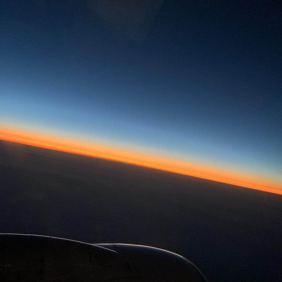 ナリ さんのインスタグラム写真 - (ナリ Instagram)「✈️✈️✈️_____휴식! #하늘위에서일출」2月16日 20時07分 - kimnaris