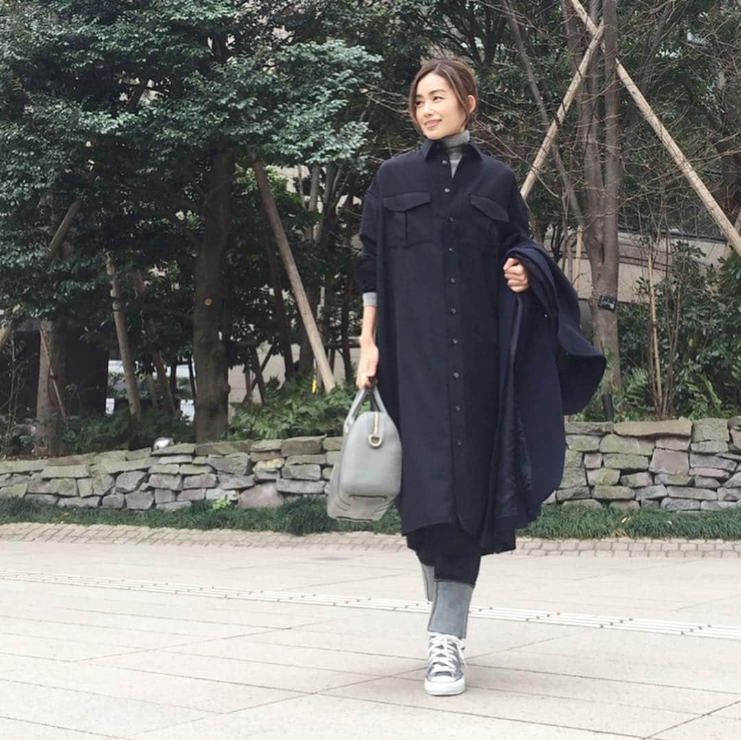 武藤京子さんのインスタグラム写真 - (武藤京子Instagram)「* 先日の服 * navy×gray * #シャツワンピース #ticca #ティッカ  #コート #ronherman #ロンハーマン  #デニム #uniqlo #ユニクロ  #バッグ #toffandloadstone #トフアンドロードストーン  #靴 #converse #コンバース  #ブログ更新しました  #プロフィールにブログのリンク貼ってます」2月16日 20時19分 - kyokomuto0628