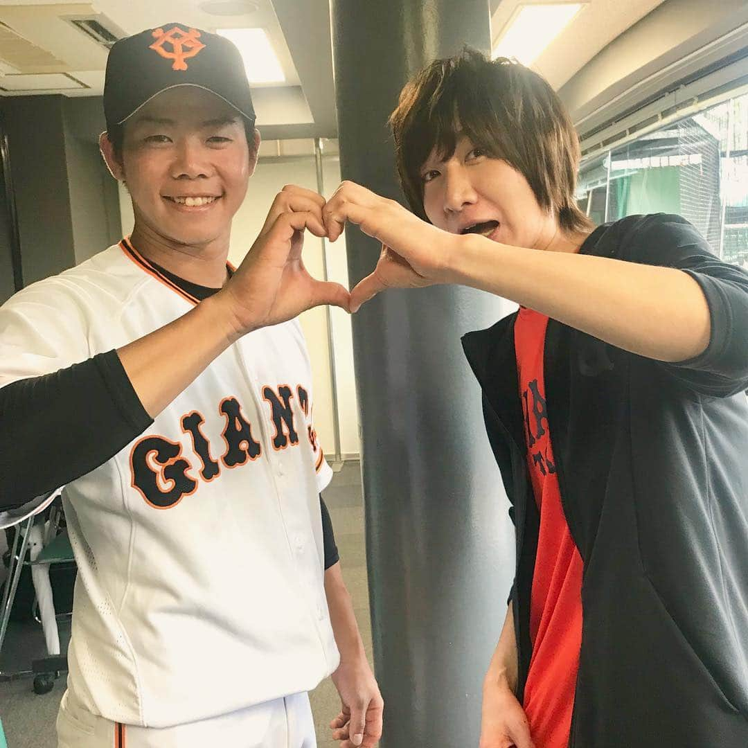 読売巨人軍さんのインスタグラム写真 - (読売巨人軍Instagram)「人気声優 #前野智昭 さんがアニメ雑誌「#PASH！」のジャイアンツ応援企画で #那覇キャンプ を訪問し、4選手にインタビュー。3月9日発売号に掲載予定です。 #松原聖弥 #恒例になりつつあるハート #和田恋 #俺は強い的なイメージで #山本泰寛 #田中俊太 #巨人 #ジャイアンツ #giants #春季キャンプ」2月16日 20時24分 - yomiuri.giants