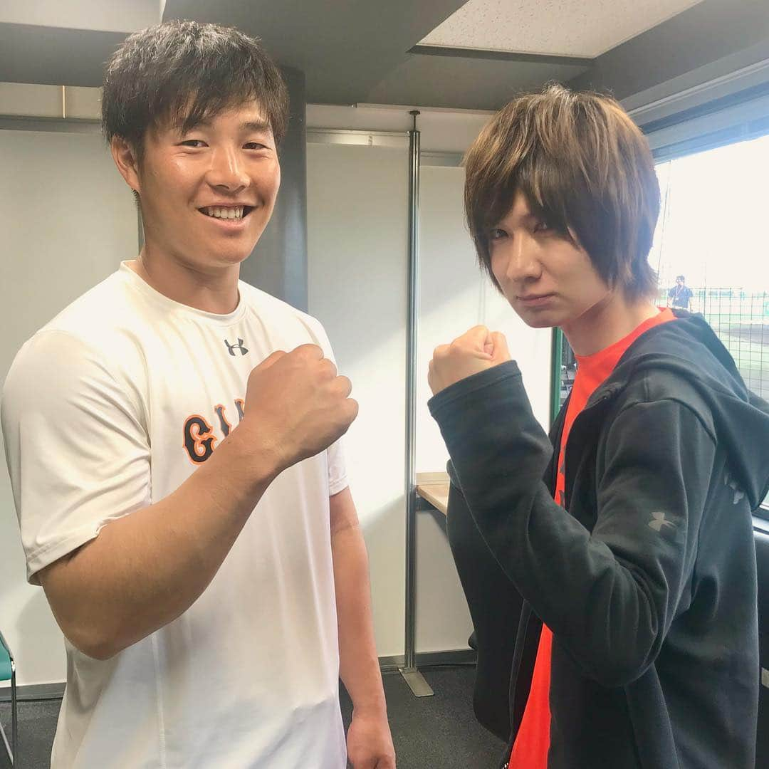 読売巨人軍さんのインスタグラム写真 - (読売巨人軍Instagram)「人気声優 #前野智昭 さんがアニメ雑誌「#PASH！」のジャイアンツ応援企画で #那覇キャンプ を訪問し、4選手にインタビュー。3月9日発売号に掲載予定です。 #松原聖弥 #恒例になりつつあるハート #和田恋 #俺は強い的なイメージで #山本泰寛 #田中俊太 #巨人 #ジャイアンツ #giants #春季キャンプ」2月16日 20時24分 - yomiuri.giants