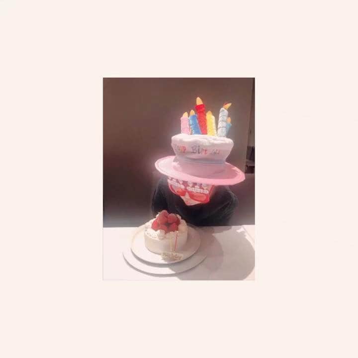 のインスタグラム：「20歳になりました！ 帽子にメガネが押しつぶされて 目が開きません🤣 いつも、本当に ありがとうございます！」