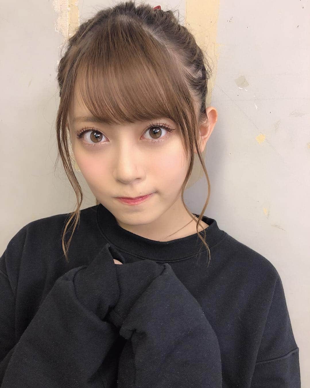 のインスタグラム：「出張公演でNMB48劇場に行ってきました😊！ 公演の時はやっぱり結ばないと気合が入らない🙆‍♀️と言っても私といえばポニーテールってイメージがあるくらいポニーテールしかしません🙆‍♀️笑 楽しかったー💫 * * #大阪#NMB48#NMB48劇場#ポニーテール#ヘアアレンジ」
