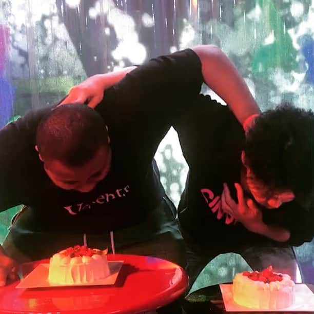 のインスタグラム：「. アントニーも誕生日近かったので、アントニーにサプライズケーキが登場し . 2人で顔面ケーキ🎂のはずが、、、 . 最後はみんなで美味しくいただきました。 . #34thbirthday」