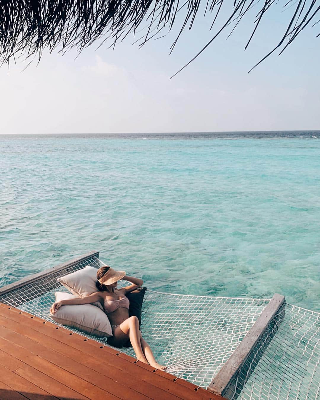 梯真奈美さんのインスタグラム写真 - (梯真奈美Instagram)「こっちは17:00だよ✨ この時間帯が1番リラックスできる時間🕊 優しい風と少し柔らかくなった太陽の日差しがきもちいい。  #mood #anantara #anantarakihavah #sun #beach #sea #relax #island #maldives #eimy #eimyistoire #モルディブ」2月16日 21時06分 - official_manami