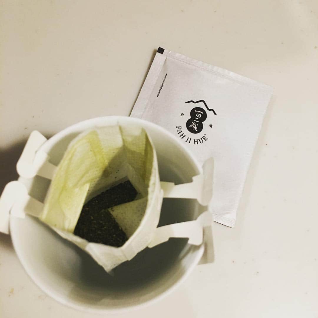 木下あゆ美さんのインスタグラム写真 - (木下あゆ美Instagram)「いつも紅茶にジャスミン茶、烏龍茶や緑茶までお茶ばかり飲んでいるんですが、姉が買ってきてくれる台湾のお茶はやっぱり美味しい😌  今回は色んな種類のお茶を買ってきて貰ったんですが、コーヒーみたいにカップに装着してお湯を注ぐ珍しい物が。😳 なかなか面白い 。まぁ、味は特別ではなかったけどw  #台湾のお茶  #美味しいメーカーあったら教えて下さい  #コーヒー飲めない #お茶好き #お茶ならなんでも #紅茶やフルーツティーも好き」2月16日 21時16分 - ayumi_kinoshita13121982