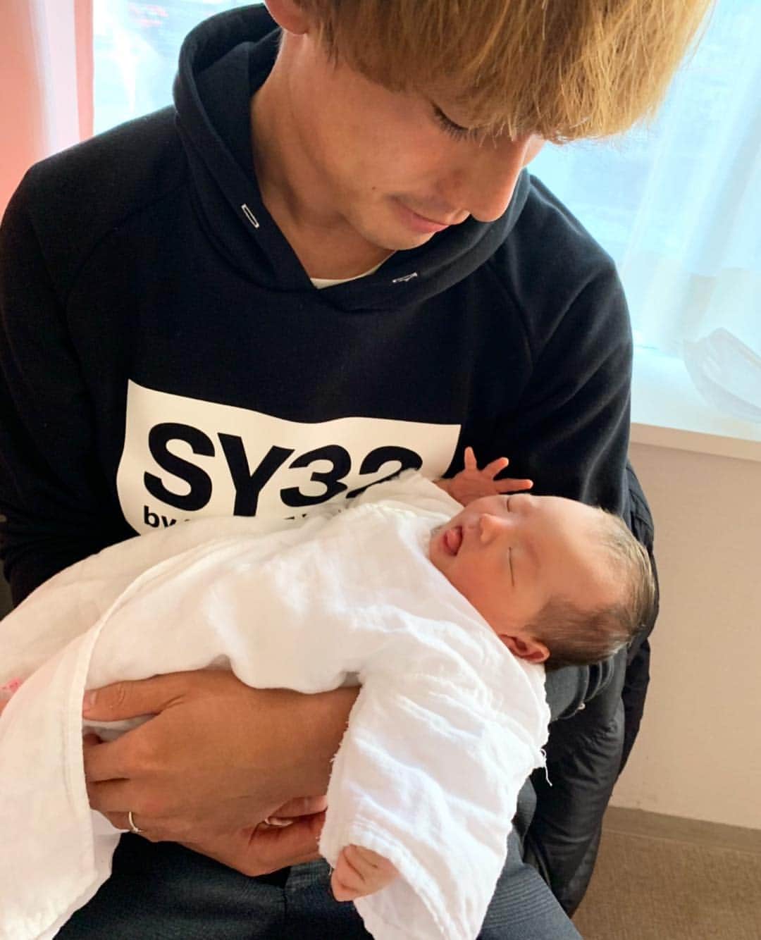堀米勇輝のインスタグラム：「報告 第二子、女の子が誕生しました！ 母子ともに健康です！ 産まれてすぐに 監督、チームスタッフの ご厚意により会いに行く事が出来ました。 とても感謝しています。 家族も増え、より一層頑張っていきたいと思います！ いよいよ千葉銀カップ、 リーグ開幕となりますが 今年のチーム目標 J1昇格を達成出来るようにジェフファミリーひとつとなっていきましょう！ 皆様と闘えるのを楽しみに しています！」