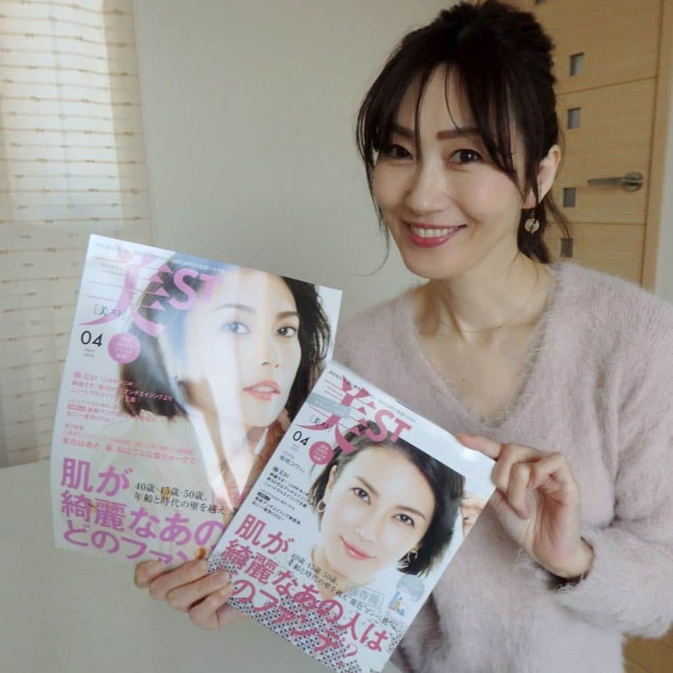 梅本理恵さんのインスタグラム写真 - (梅本理恵Instagram)「「美ST」4月号♡本日発売です!  肌が綺麗なあの人はどのファンデ? のページで、 メーク直しのポイントやテクニックをたくさん教えていただいています☺︎! ・ 「正しくやってる人は美肌率高し メーク直しは、ファンデ3時間後と8時間後が要」 めちゃくちゃ勉強になります❤︎ ・ ・ そして♡…Disney美容液のページがスタートしました☺︎☺︎! 初回は、「大人だって可愛い写真が撮りたい」♡ …インスタ映えスポットで、はしゃぎすぎた私です…笑☺︎! ずっとずっと大好きなディズニーランド❤︎のご紹介ができる日がくるなんて！幸せです☺︎! ・ よろしければ、ぜひご購読くださいませ♡ ・ ・ #光文社#美st #美ST#最新号 #美肌#美容#美活#表紙 は#柴咲コウ さん#ファンデーション #スポンジ#ツヤ#肌色補正#p62 #p63 #ディズニーランド #p105 #映えスポット #撮影のコツ #美魔女 #美魔女コンテスト #美魔女ファイナリスト #はんなり美魔女 #梅本理恵#team美魔女9期生 #いつもありがとうございます #感謝の気持ち #まんまるほっぺ ☺︎」2月16日 21時51分 - rie___12ki