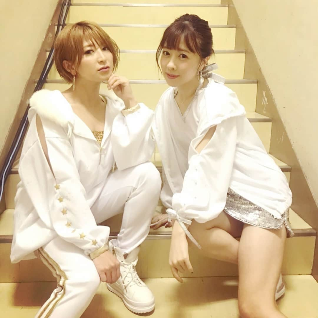 矢口真里さんのインスタグラム写真 - (矢口真里Instagram)「最近みんな階段で撮ってるから真似してみた😋w足長効果かな🤔✨ 佐紀ちゃんのスカートセクシーだけど、安心して下さい😊中に短パン履いてますよ😳✨ ・ ・ 今回は、広島のハロコンに清水佐紀ちゃんと参戦してきましたよ〜🎤😆✨ＺＹＸの『行くZYX！FLY HIGH』と『白いTOKYO』を歌わせていただきました🎶 ・ めちゃくちゃ楽しかったです！！！！！アンジュルムとつばきファクトリーが一緒に踊ってくれて盛り上げてくれました😭✨ありがとー😂✨会場の黄色のサイリュウムもとっても綺麗でした😭✨皆さん今日は本当にありがとうございました✨✨✨ ・ ストーリーに載せた写真そのうち消えちゃうので、また明日こことブログにアップしまーす٩( ᐛ )و」2月16日 21時53分 - mariyaguchi_official