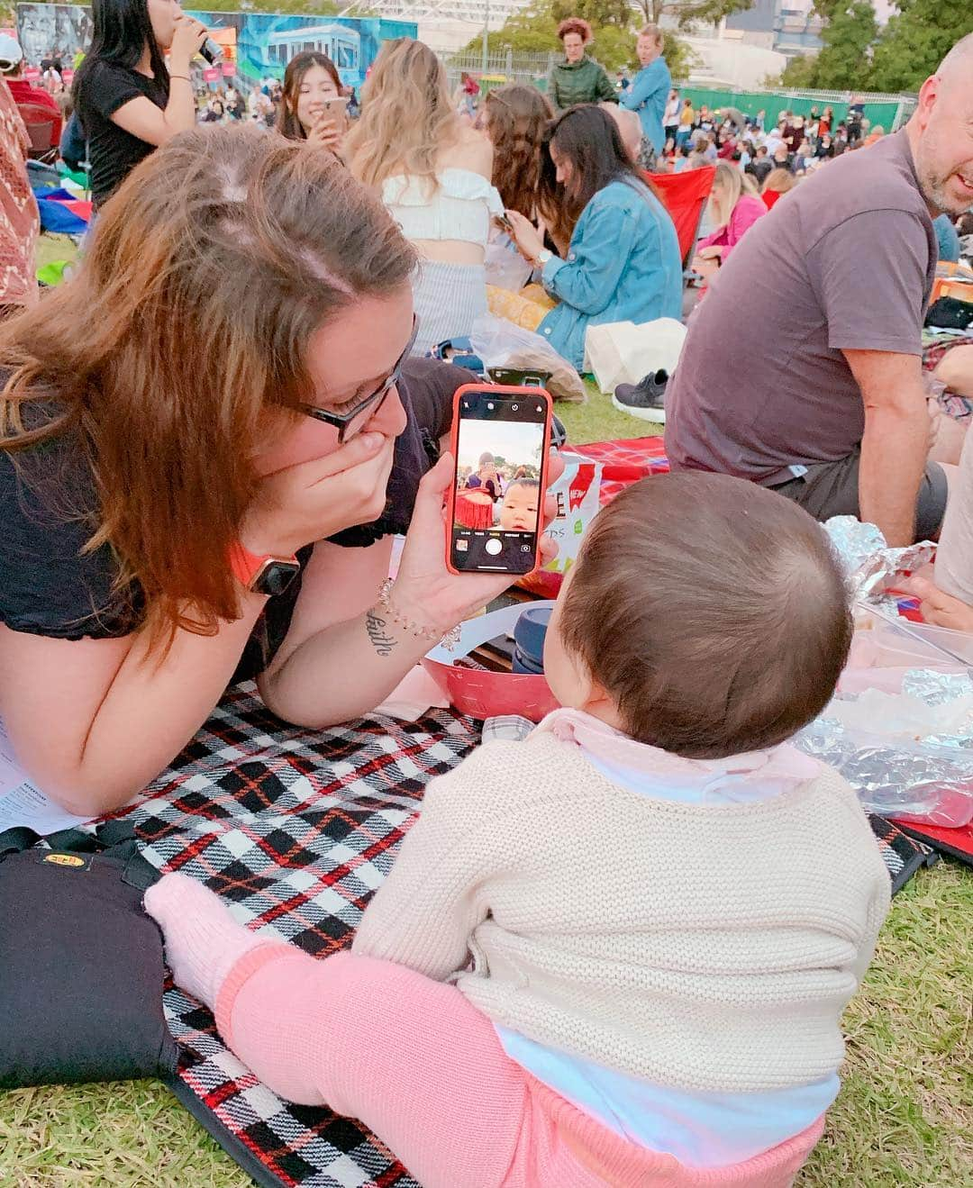 吉田ちかさんのインスタグラム写真 - (吉田ちかInstagram)「Had a fun little picnic at the Saturday Night Symphony🎶 Pudding was very distracted by everything and everyone around her lol She even made some new friends! ﻿ ﻿ 今日はメルボルンのSaturday Night Symphonyでオーケストラを聴きながらプチピクニックをしました😊 周りが賑やかすぎて気を取られるプリン🍮 2枚目、イベントが終わる頃には新しいお友達まで出来ていました💕﻿ ﻿ #喋れないのに俺よりコミュニケーション取ってた #おさるさんがボソッと #赤ちゃんパワー ﻿ ﻿ #australia #melbourne #music #オーストラリア #メルボルン」2月16日 22時36分 - bilingirl_chika