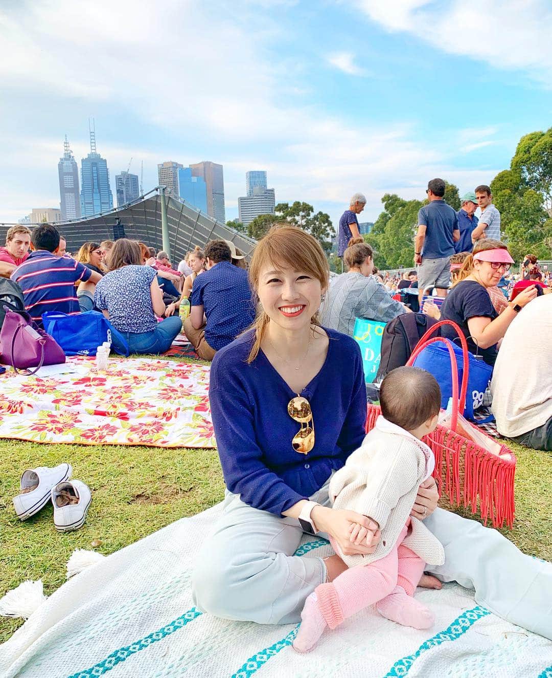 のインスタグラム：「Had a fun little picnic at the Saturday Night Symphony🎶 Pudding was very distracted by everything and everyone around her lol She even made some new friends! ﻿ ﻿ 今日はメルボルンのSaturday Night Symphonyでオーケストラを聴きながらプチピクニックをしました😊 周りが賑やかすぎて気を取られるプリン🍮 2枚目、イベントが終わる頃には新しいお友達まで出来ていました💕﻿ ﻿ #喋れないのに俺よりコミュニケーション取ってた #おさるさんがボソッと #赤ちゃんパワー ﻿ ﻿ #australia #melbourne #music #オーストラリア #メルボルン」