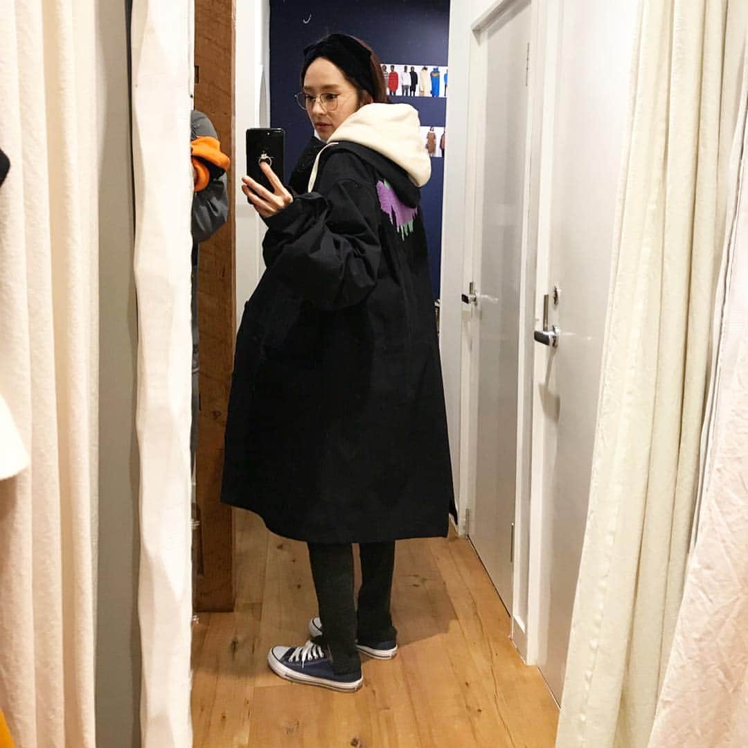 HALCALIのインスタグラム：「旦那さんに連れて行ってもらった @noma_textiledesign の洋服達がツボすぎた🏺ほとんどの服がユニセックスで夫婦兼用が可能🤩どれも素敵すぎてすっごく悩んだけどふたりで相談してすっごい軽いボアのロング丈ブルゾン(4枚目)とＴシャツ(2枚目)をオーダーしたんだ🎶手刺繍がかっこよくって形も素敵なブルゾンも捨てがたかった〜😭ワンピースとかも可愛かったな〜！毎シーズンちょっとずつ集めたい😍❣️」