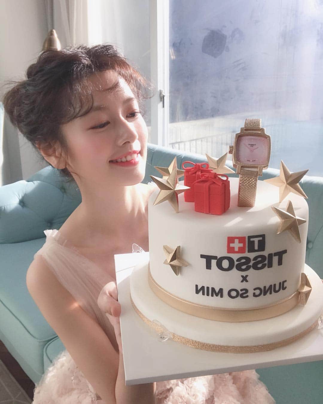 のインスタグラム：「지금까지 이런 케이크는 없었다  이것은 시계인가 케이크인가  정성가득케이크 감사합니다🙏🏻 #tissot 광고촬영하던 날🎀」