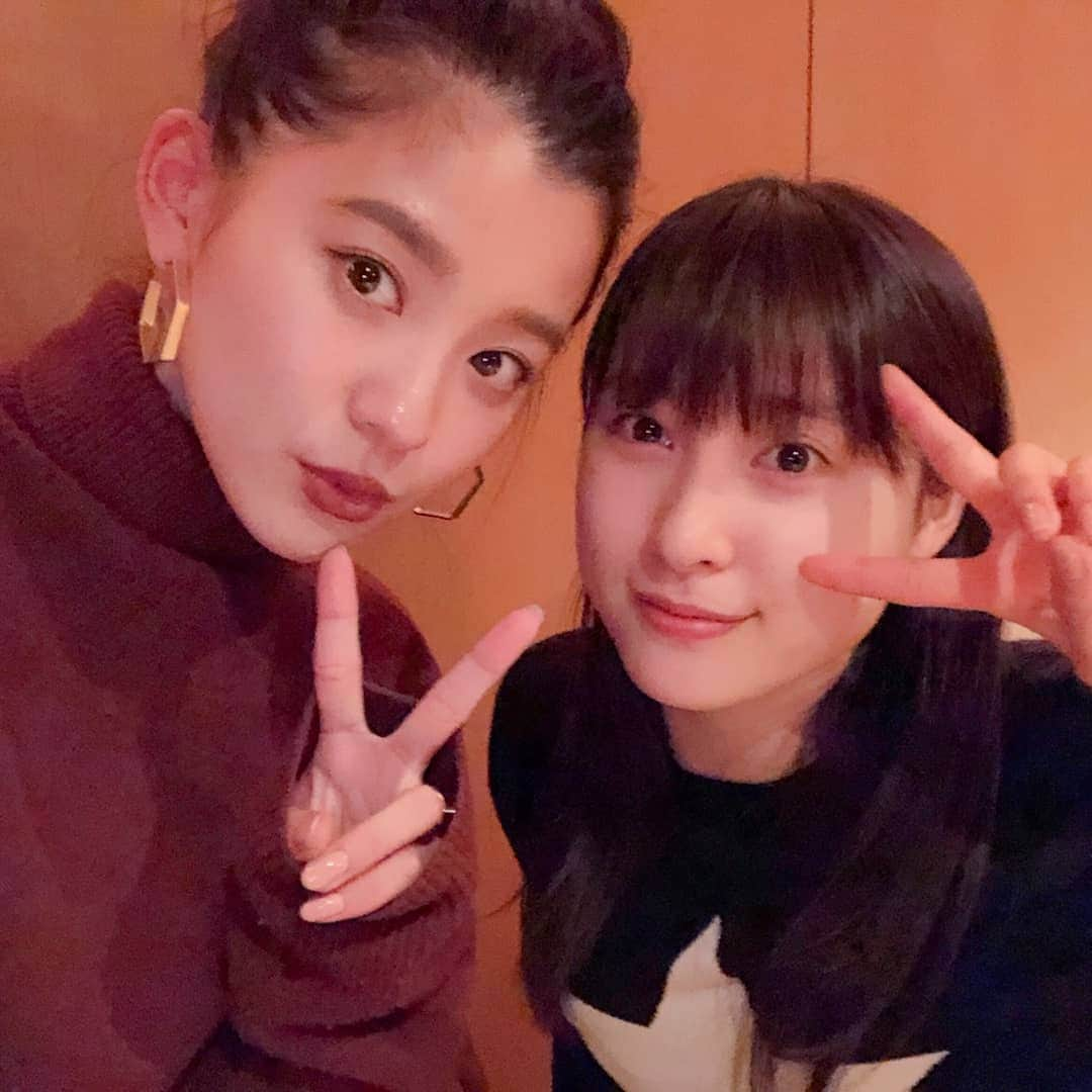 土屋太鳳さんのインスタグラム写真 - (土屋太鳳Instagram)「大好きな彩ちゃん😊 綺麗で強くて純粋で チアダンメンバーの最初の顔合わせから ずっとずっと頼りにしてきて 今も頼りにしてる人✨ ひさしぶりに会えました♡  本当に不思議だなと思うのは 金曜ドラマ「チア☆ダン」って 撮影も準備も 確かに連続ドラマとしては 長かったほうだとは思うけれど それでも学校生活に当てはめたら 1年分にも満たない時間しか 一緒にいることが出来てないんです。  でも、まるで本当に3年間 部活で支え合ったり ぶつかり合ったりした友達のような、 どんなにひさしぶりでも ひさしぶりな感じが全然しない メンバーなんですよね💡  あの頃の記憶を懐かしがって、 今の自分たちのことを話して… そうやってこれからも 時間と友情を たくさん重ねていきたい✨✨✨ また皆とも会えますように😘💕💕 旅行とかさ♪ #チアダン #朝比奈彩 ちゃん #ROCKETS」2月16日 23時58分 - taotsuchiya_official