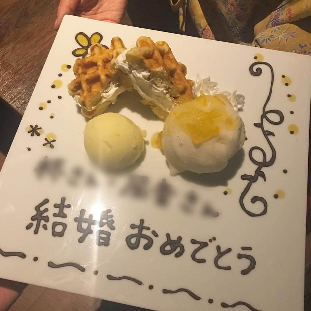 ゆずの小町 紙屋町店のインスタグラム：「. 本日もたくさんのご来店 ありがとうございました ☺︎ . ゆずの小町ではデザートプレートも 承っているので ご予約の際 、 お気軽に 言ってくださいね 🌷 . #ゆずの小町 #広島グルメ #食べ飲み放題 #広島居酒屋 #個室 #カップル #女子会 #新年会 #宴会 #記念日 #デート #飲み会 #ゆず #いいね返し #コズミックダイナー #ご結婚 #おめでとうございます #片付けはメリハリが大事 #バイト後サイゼが最近のはやり #今日もお疲れさまでした」