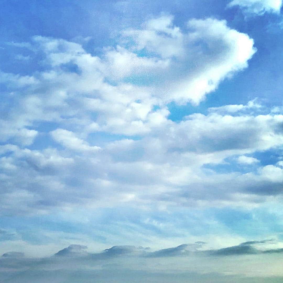 穂川果音さんのインスタグラム写真 - (穂川果音Instagram)「今日も一日お疲れ様でした♡  #空 #sky #instasky #sky_lovers #blun #glay #white #cloud #instaclouds #instadaily #dailylife #instapic #instagram #instalove」2月17日 1時04分 - hokawakanonn