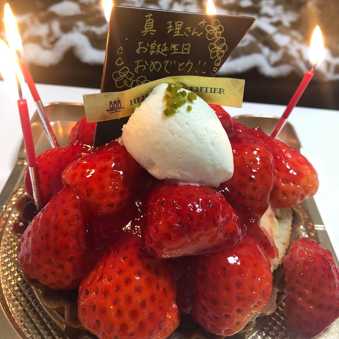 宮崎宣子さんのインスタグラム写真 - (宮崎宣子Instagram)「真理さん、お誕生日おめでとうございます🎉 同じ宮崎出身✨ そして、お互い愛犬家🐶 去年の宮崎市人会から急接近しました💕 真理さんは、本当に優しいし、 気配り、気の遣い方が凄すぎて尊敬✨ 仕事もめちゃくちゃできるし、 ひとつだけお姉さんなのに、すごく年の離れた妹のように甘えっぱなし😅💦 かっこよくて、憧れる✨✨ 今日もお誕生日なのに、 逆にたくさんのプレゼント🎁もらって帰ってきてしまいました😅💦 お誕生日お祝いできて幸せでした❤️ #甘えん坊犬 #マルプー #犬のいる暮らし #愛犬家 #宮崎出身 #お誕生日 #お誕生日おめでとう #気遣いすごい #仕事できる #配慮が素敵 #尊敬する人 #ついていきたい #お誕生日プレゼント #逆にもらってしまった #犬好きな人と繋がりたい #可愛い愛犬 #犬のいる暮らし #バースデーケーキ #お誕生日ケーキ #いちご落ちた」2月17日 1時19分 - miyazaki_nobuko