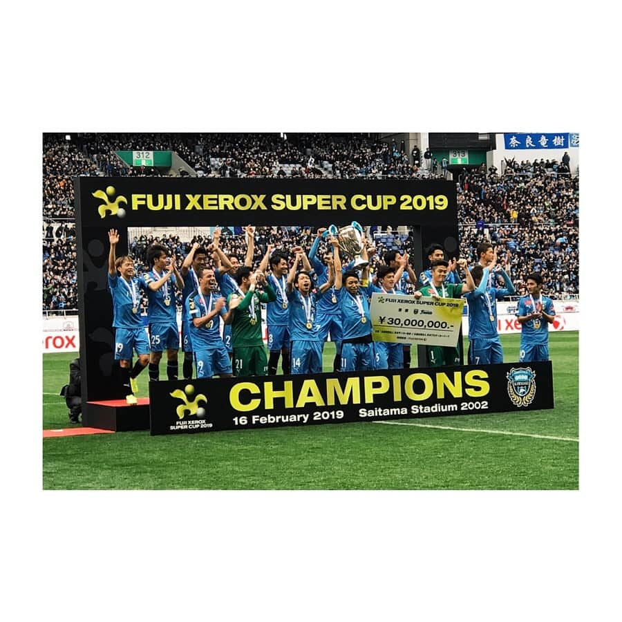 阿井莉沙のインスタグラム：「FUJI XEROX SUPER CUP 2019⚽️ 1-0という試合結果により、川崎フロンターレが優勝しました🏆✨ 自分達の力で勝ち取った 今シーズン初のタイトルは最高ですね😆！！ フロンターレの力強いプレーを感じ、今シーズンのフロンターレがここからさらにどんな風に変化していくのかが楽しみでなりません😌✨ そして、久々の試合でしたがサポーターのみなさんの一体感も素晴らしかったです☺️🙏 ホーム等々力でもリーグ戦のいいスタートを切れるように！ また気持ちを一つにして闘っていきましょう(^^) #frontale#スキフロ#川崎フロンターレ#fujixeroxsupercup2019 #フジゼロックススーパーカップ2019 #soccer #football #優勝🏆#今シーズン初の最高のバラバラ#一人で写真を撮っていたらサポーターの方もポーズしてくれていた！#嬉しいなぁ😆💕#次はJリーグ開幕戦⚽️✨」