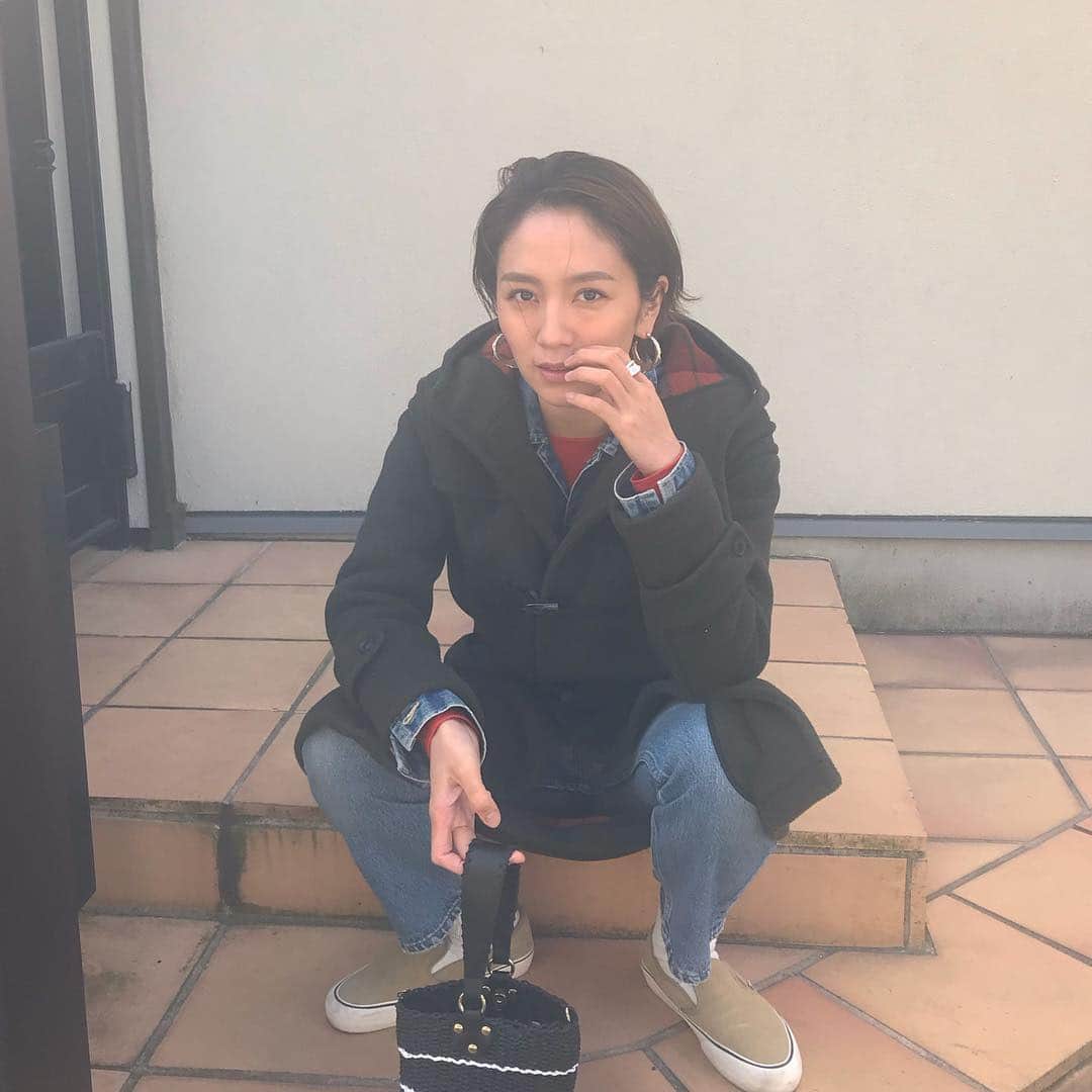 和田明日香さんのインスタグラム写真 - (和田明日香Instagram)「よく元ヤンと言われますが違います。女子校で生徒会長してました。でも座り方問題あるな笑 さっ、出かけよう😎」2月17日 12時39分 - askawada