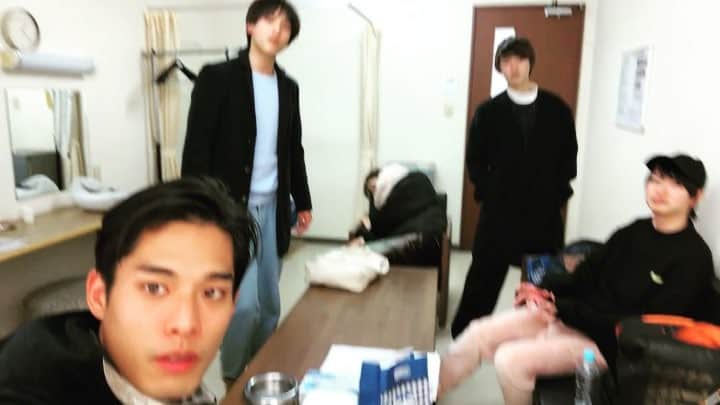 岸田タツヤのインスタグラム：「スーパー戦隊最強バトル!!!!! ほらほら もうあと3時間で始まるよ〜 トワバンバの初現場だったんだよ〜 起きて〜  レジェンドに浸ってください☻  #スーパー戦隊最強バトル  #騎士竜戦隊リュウソウジャー  #リュウソウジャー #ヒーロー #スーパー戦隊 #トワ #バンバ」