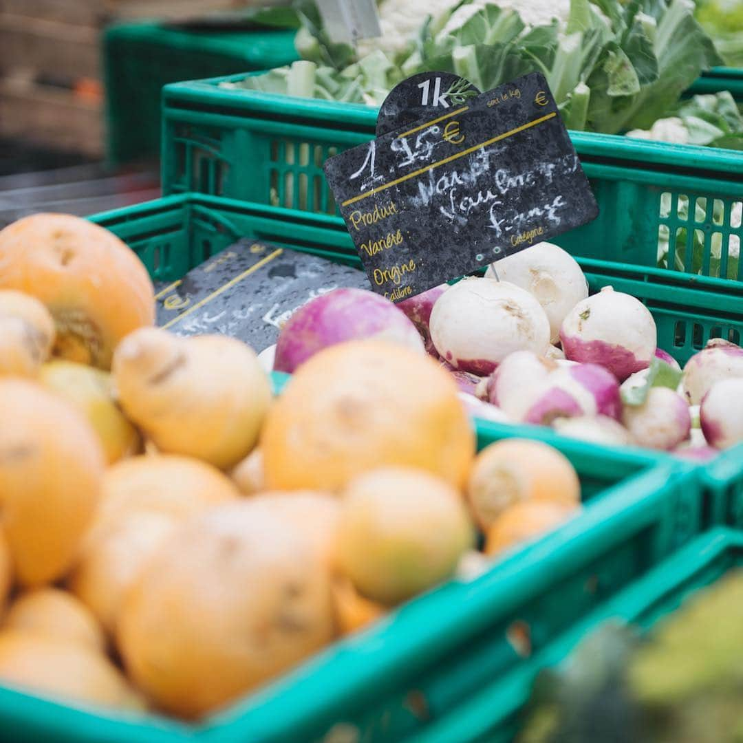 ニナ・カプレツさんのインスタグラム写真 - (ニナ・カプレツInstagram)「That time a year... Where you spend lots of time inside, buying fresh food from the market down the street and wondering what you could make with. Thanks @kierancreevy for your refreshing vision on what food means to you and what we can make out of it. During winter times my body always assumes making some depots, in order to be better weaponed for the countless days moving in the mountains and climbing on high walls. 😜 I will not complain at all, because there are many people living without a roof over their heads and with very limited food.  Huge thanks @lisapaarviophotography capturing Kieran and I in my hometown #grenoble on the market and in my “self maid” apartment under the roof. Thanks to the @lyofood powders for adding a touch of high gastronomie to @kierancreevy #frenchstyle creation. Message him if you would love to know the recipe.  #frenchfoodforever #marcheestacade #cooking  Check out the nice @arcteryx Laina Fleece Jacket. Love that piece!」2月17日 7時16分 - ninacaprez