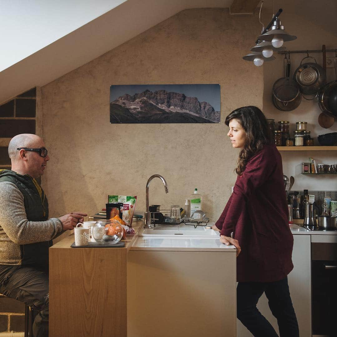 ニナ・カプレツさんのインスタグラム写真 - (ニナ・カプレツInstagram)「That time a year... Where you spend lots of time inside, buying fresh food from the market down the street and wondering what you could make with. Thanks @kierancreevy for your refreshing vision on what food means to you and what we can make out of it. During winter times my body always assumes making some depots, in order to be better weaponed for the countless days moving in the mountains and climbing on high walls. 😜 I will not complain at all, because there are many people living without a roof over their heads and with very limited food.  Huge thanks @lisapaarviophotography capturing Kieran and I in my hometown #grenoble on the market and in my “self maid” apartment under the roof. Thanks to the @lyofood powders for adding a touch of high gastronomie to @kierancreevy #frenchstyle creation. Message him if you would love to know the recipe.  #frenchfoodforever #marcheestacade #cooking  Check out the nice @arcteryx Laina Fleece Jacket. Love that piece!」2月17日 7時16分 - ninacaprez