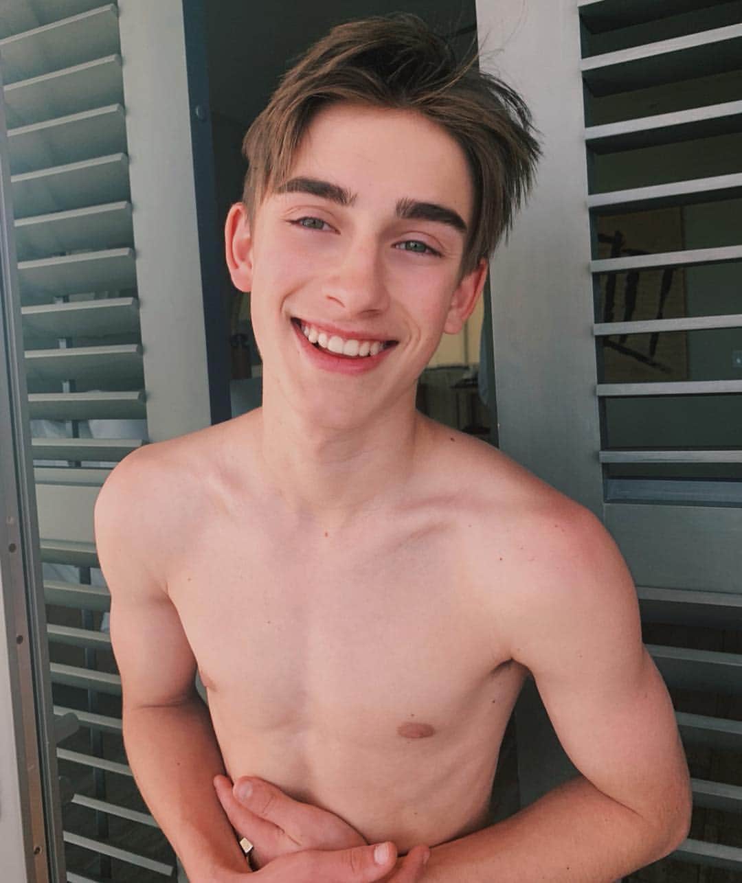 ジョニー・オーランドのインスタグラム：「on vacation right now seriously counting my blessings. the support you guys have shown me these past few days reminds me why i love what i do so much. i can’t wait for teenage fever to drop & to get back on the road and see u all again. ❤️」