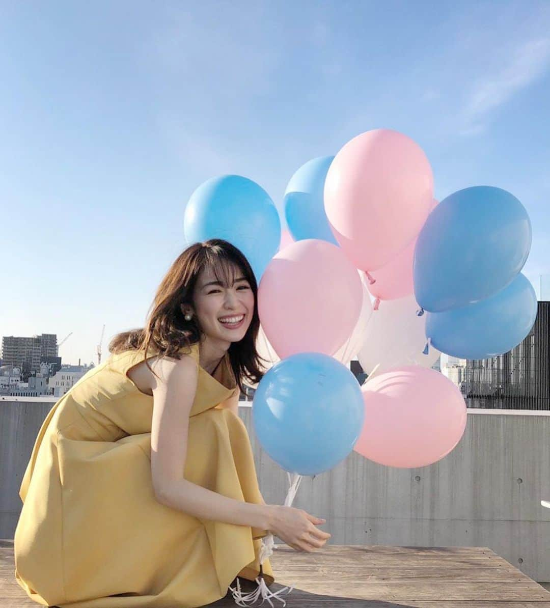 泉里香さんのインスタグラム写真 - (泉里香Instagram)「オフショット🎈 #美人百花#表紙」2月17日 8時32分 - rika_izumi_