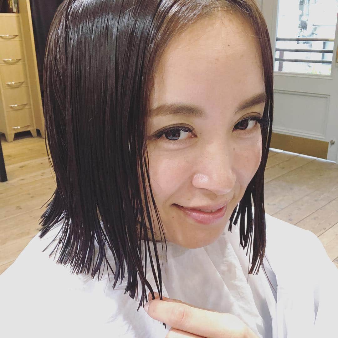 武田訓佳さんのインスタグラム写真 - (武田訓佳Instagram)「#ヘアドネーション #つな髪 @tsunagami_wa ・ ・ 実はいま、15cm以上で受け付けてくれるそうで。ダメ元だったけれど調べてみてよかった！！ ご質問にもあったように、私もつい最近まで、31cm以上じゃないと寄付できないと思ってました！ 今はそんなことないんだって🌱 短くても、少しの量でもいい、と。 なんだか素敵な変化。 ショートウィッグや子どもさん用のウィッグに使われるそうです☺️ ・ 微々たるものだけれど、どこかで誰かの笑顔に繋がるといいな、とささやかな願いを込めて。 認定証は発行しない選択をしたので、ガイド通りに登録して、サロンで切ってまとめてもらった髪の束を郵送するだけ。これで完了。 ・ ・ ちなみに参考までに。 かかった費用は いつも切ってもらってるサロン代 ¥4,000 と、レターパック郵送代 ¥360 合計¥4,360- でした😊 ・ ・ ・ それからこの前、 同世代の友人たちと、骨髄バンクの話をしました。骨髄バンクに登録するのも、気軽なようでとても覚悟のいる選択。 知ること、考えること。 それだけでも少し、輪が広がりますね。とても有意義な時間でした。」2月17日 8時40分 - kunika0117
