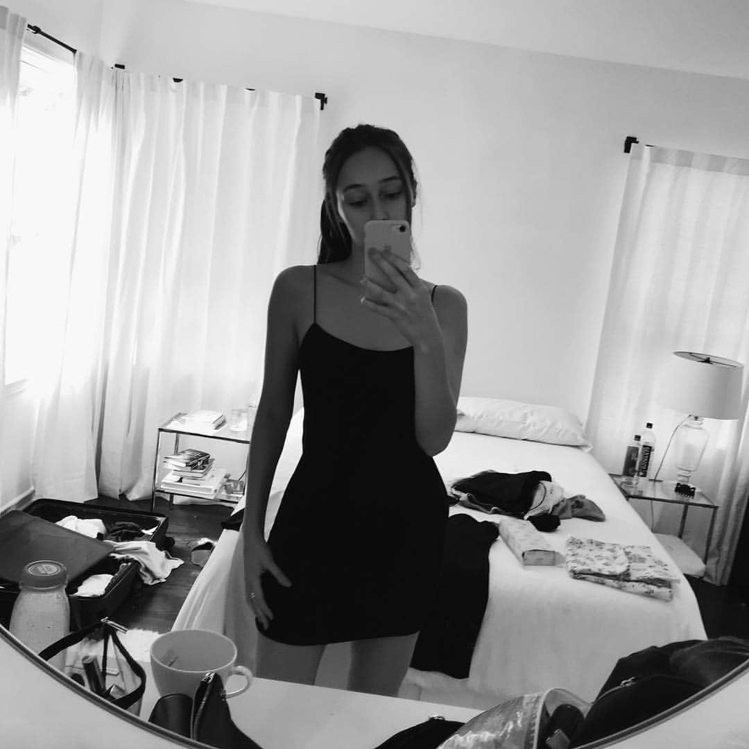 アリシア・デブナム・キャリーのインスタグラム：「bless this mess 🌪」