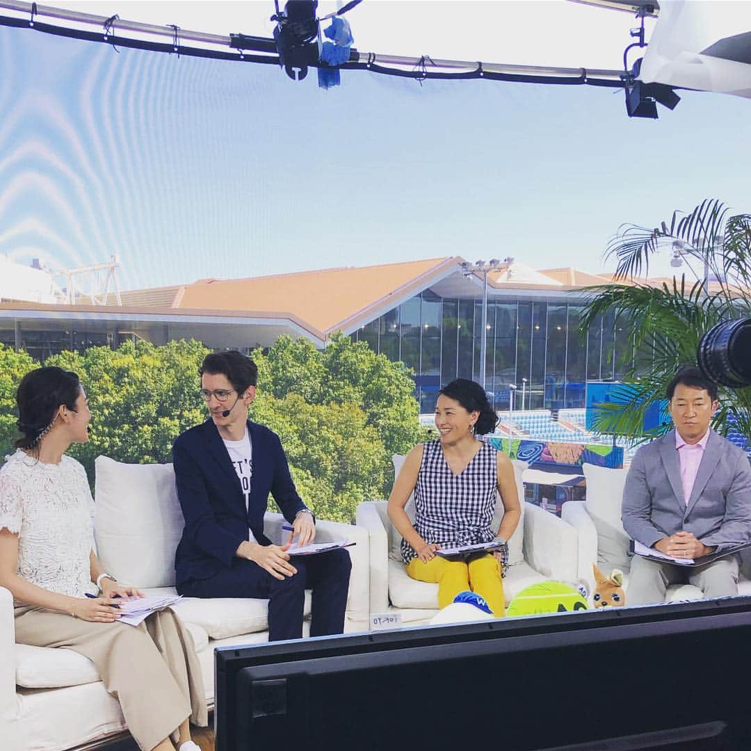 伊達公子さんのインスタグラム写真 - (伊達公子Instagram)「Australian Open Day9 大坂なおみちゃん決勝へ。もうプレーが確実に異次元レベル!? 試合は屋根を閉じてやったけど、今日のメルボルンは異常な暑さ💦🥵💦🥵言葉では言い表せられない暑さ。 暑すぎで、いつもは人で溢れてるスクリーン前のリラックスチェアには誰もいない。 渋佐さんとここメルボルンでヘア&メイクをやっていただいているゆみさん。 今日も素敵なアップに！ #伊達公子 #kimikodate #テニス #テニスプレイヤー #tennis #tennisplayer #instatennis #australianopen #australianopen2019 #ausopen #ausopen2019 #全豪オープンテニス #全豪オープンテニス2019 #melbourne #メルボルン #wowow #wowowtennis #naomiosaka #大坂なおみ #暑すぎ」1月24日 18時45分 - kimiko.date