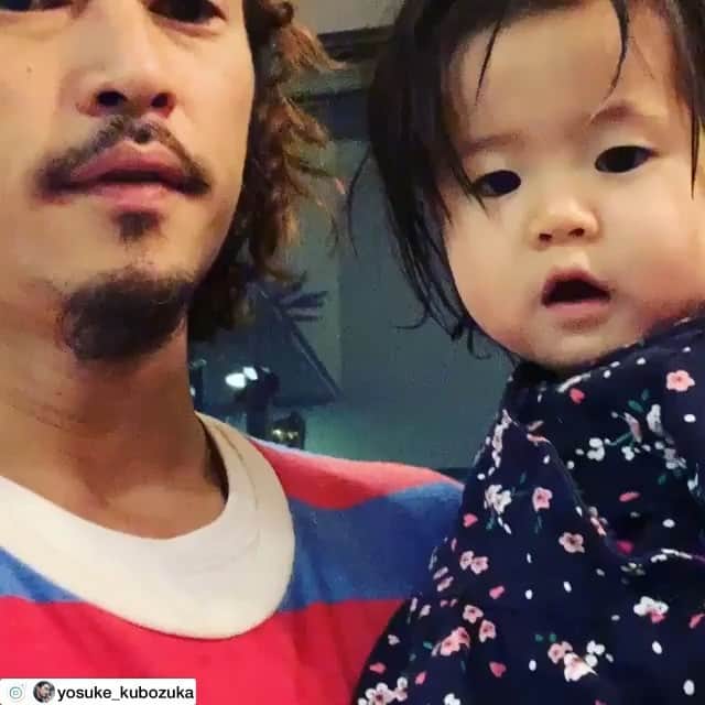 PINKYのインスタグラム：「お兄ちゃんの名前の呼び方の変化😳 . 主人がInstagramにupしていた最初の動画から、最近は何故か「くん」をつけて呼ぶようになりました🤣❤️w . 家族内では皆んな君づけで呼んでいないのに何故だろう？？ . お兄ちゃんが大好きすぎる妹です👶🏻❤️👦🏻 . 最近はますます色んな言葉を覚えてお喋りするようになって、とっても楽しい🤗🌈💓 ・・・ ・・・」