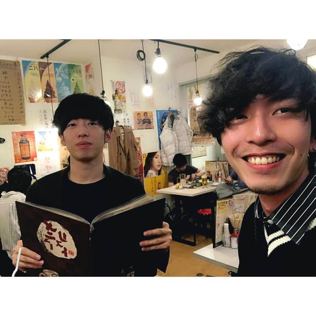 DirtyOrangeのインスタグラム：「. 私「松永の嗜好品てなんなの？」 松永「お茶」 私「あー」 . どんなに売れて芸能人に揉まれても 松永はちゃんと松永でした🤦‍♂️🤦‍♂️🤦‍♂️ . . . #dj松永 #creepynuts #新潟 #niigata  #dirtyorange #annebeats #串カツ田中でもちゃんと予約」
