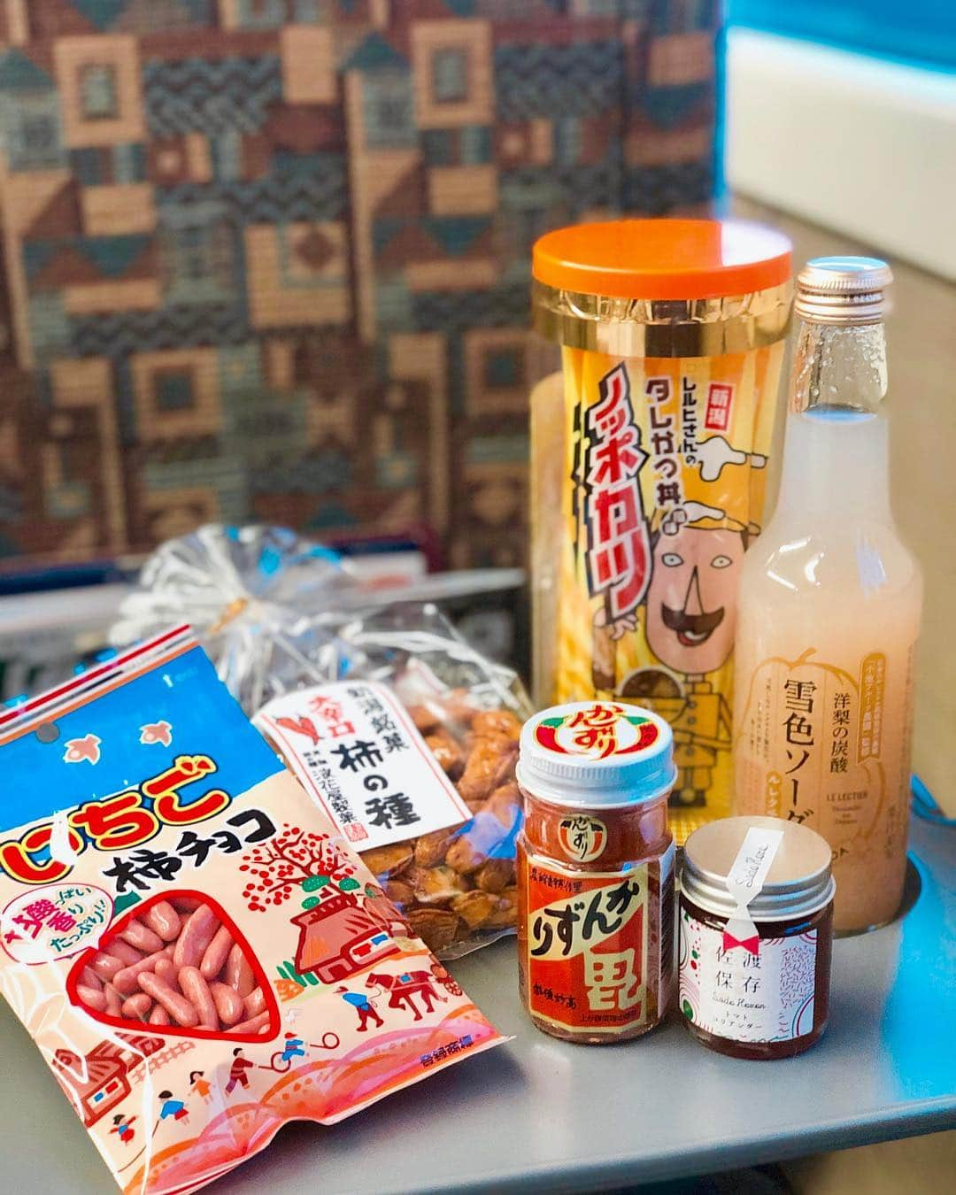 真衣ひなのさんのインスタグラム写真 - (真衣ひなのInstagram)「. 【出張】"なにゆえココくり抜いた！新潟" 新潟のゆるキャラ、レルヒさん。 勿論、顔はめますけども。笑 お昼休憩はまさかの地上約125mへ！ 連れて行って頂きました。 日航ホテルの上のばかうけ展望室です。 日本海、佐渡島、五頭連峰などの景色を 360度一望できる大パノラマ〜〜 2度目の新潟なのにポンシュ館(お土産屋さん) が魅力的すぎてまた色々買ってしもた。 . #かんずり愛してる #前回来た時買って気に入ったので #今回も買って帰ったけど #家の近くのスーパーに売ってたオチ #出張あるある #今は我が胃の中🙏  #ひなの全国出張 -新潟-」1月24日 19時21分 - hinano_mai