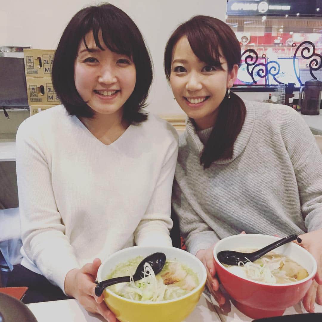 のインスタグラム：「今日は日帰りで福岡取材へ✈️ バタバタと取材して、 せめてラーメン🍜だけでも食べたい‼︎笑 と、空港のラーメン屋さんに駆け込みました。 みんな無言で5分で食べたけど、美味しかった〜✨ この後の放送も頑張ります〜‼︎ #WBS #ワールドビジネスサテライト #福岡出張 #博多ラーメン  この後11時から放送です✨」
