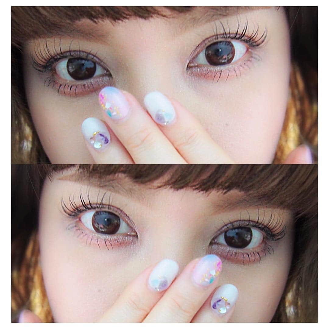 rinaのインスタグラム：「. #nails #gelnails . タイダイぽかったり シェルだったり天然石だったり エソラぽかったり🧚‍♀️ . アイメイクは、ほぼ無。 ラインもグラデも何もない笑 . 淡いピンクアイシャドウを サラッと1色塗り。 マスカラは長さが出るように 根元に押し当てて、スーッ。笑 こちらも1回塗り。ギザ塗り厳禁。 . カラコンは、 @poplens_official #ミスティロマンチックチョコ 🍫 . #ネイル #ジェルネイル #春ネイル #アイメイク #アイシャドウ #マスカラ #まつ毛 #前髪 #ヘアー #カラコン #ポップレンズ #メイク #コスメ #ピンク #ビューティー #化粧 #化粧品 #美容」