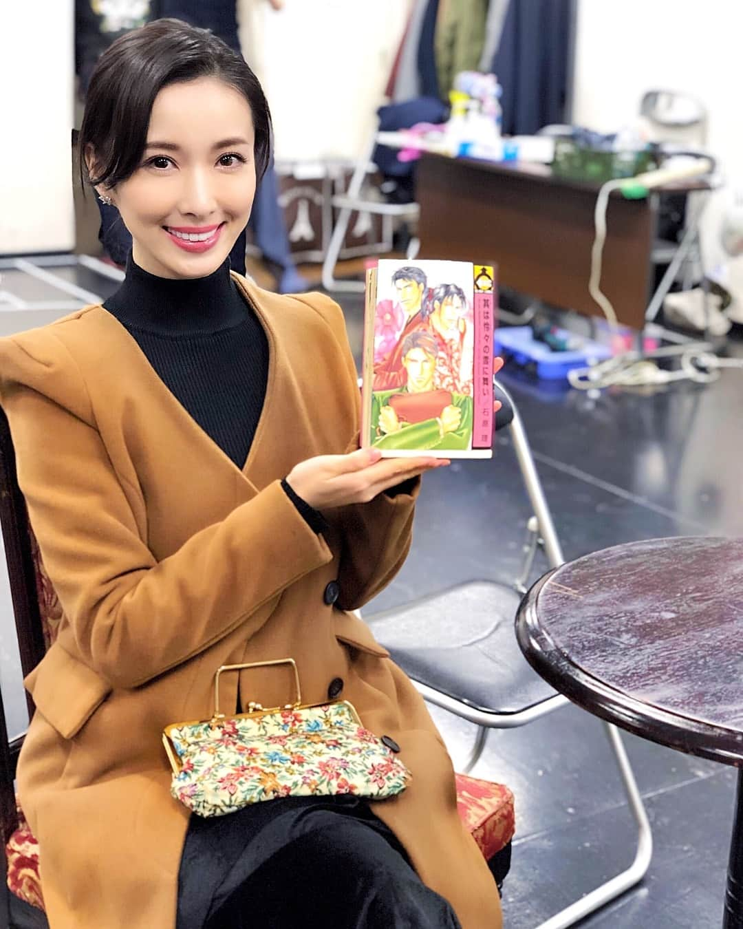 瀬戸早妃さんのインスタグラム写真 - (瀬戸早妃Instagram)「2月に出演させて頂く舞台のお稽古進んでおります🙋‍♀️✨ お写真思いっきり稽古場ですね🙄 .  石原理さんの「怜々蒐集譚（れいれいしゅうしゅうたん）」という漫画原作のおはなしです📗 .  脚本演出の八鍬さん、読み合わせの段階からとても繊細で丁寧に役者の心の動きを付けてくださいます✨ . 作品の中に置かれた自分の役割をしっかり果たして行けるように頑張ります😊✨ .  約2年ぶりの舞台出演となります！そして劇場は、念願であり、今回初めて立たせて頂く新国立劇場です^_^ 皆様是非観にいらしてください🧡 . . 【怜々蒐集譚】 人の想いには、秘められた謎がある。 雪山で遭難した小説家・烏鷺の未発表原稿が、同業者である乙貝の家で発見された。 かつては誰よりも親しく、そして婚約者を烏鷺に奪われたことで訣別したはずの乙貝が、烏鷺の原稿を所有していた理由とは――。 街には赤いスカーフを巻いた焔のような女が男を誘うという。その女が抱えた想いを知るものは誰もいない。 帝都に浮遊する人の想いが紡ぐ謎に迫る大正浪漫ミステリー 〈出演〉 溝口琢矢 ／ 藤原祐規 ／  味方良介 ／ 鯨井康介 ／  瀬戸早妃 ／ 宮地花衣 ／  野尻大介 ／ 岸博之 ／  宮下舞花 ／ 相馬圭祐 〈スタッフ〉 原作： 石原理「怜々蒐集譚」シリーズ（株式会社リブレ） ／  舞台演出： 八鍬健之介 ＜公演日・開演時間＞ 【キノドラマ（舞台）】 02月16日(土) 19:00 02月17日(日) 13:30 02月18日(月) 19:00 02月19日(火) 19:00 02月20日(水) 19:00 02月22日(金) 13:30 02月23日(土) 13:30 / 19:00 02月24日(日) 13:30 02月25日(月) 19:00 02月26日(火) 19:00 02月27日(水) 13:30 ※開場は各回、開演の30分前を予定 ※上演時間は120分を予定 〈劇場〉新国立劇場  小劇場 〈チケット〉 ・キノドラマ（舞台）一般：7800円（税込） ・学生チケット（当日引換券）：3,900円（税込） ・プレミアムチケット（舞台）：11,000円（税込）＜前方良席＞ ※非売品特典付き 特典：カフェ＜書簡集＞TAKE OUTセット ※作品に登場するカフェ＜書簡集＞のメニューを模したペーパー（原作者：石原理の描きおろしコメント入り） ※珈琲（ビジュアル撮影場所のイラスト入り）、工芸茶、フレーバーティーのいずれか２パック入り。 . . #怜々蒐集譚 #舞台 #新国立劇場 #大正時代 #石原理 #溝口琢矢 #藤原祐規 #味方良介 #鯨井康介 #宮地花衣 #野尻大介 #岸博之 #宮下舞花 #相馬圭祐 #瀬戸早妃 #芝居 #ストレートプレイ #漫画原作 #acting #stage #tokyo #manga #comics」1月24日 11時32分 - plievesaki