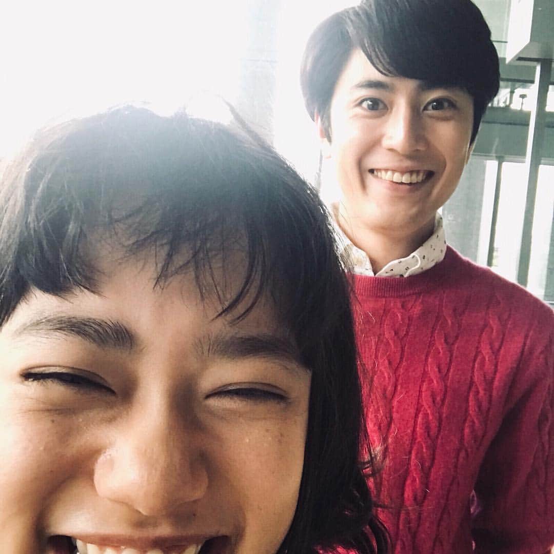 杉咲花のインスタグラム：「今夜はドラマ「ハケン占い師アタル」の放送です。 第２話は間宮くん演じる目黒さんの回。 ドラマ 学校のカイダン以来の共演なのですが、当時と変わらず面白いことを言って笑わせてくれる間宮くんがいてくださると、とても安心して現場に居られることができます。 目黒さんはいっつも声がおっきくて表情もコロコロ七変化、 面白すぎるので撮影では笑いをこらえるのが大変です。😂 2話は、そんな目黒さんを 応援したくなるような回になっていると思います。 ラストのとっても素敵な目黒さんの表情を  みなさまどうかお見逃しなく。 ここ1週間とちょっと、 わたしはいだてんの現場に出張中でして、あんなに毎日会っていた現場のみなさんの顔を見られておらず ちょっぴりさびしいです。 元気かなぁ、アタルチームのみんな。 #ハケン占い師アタル」