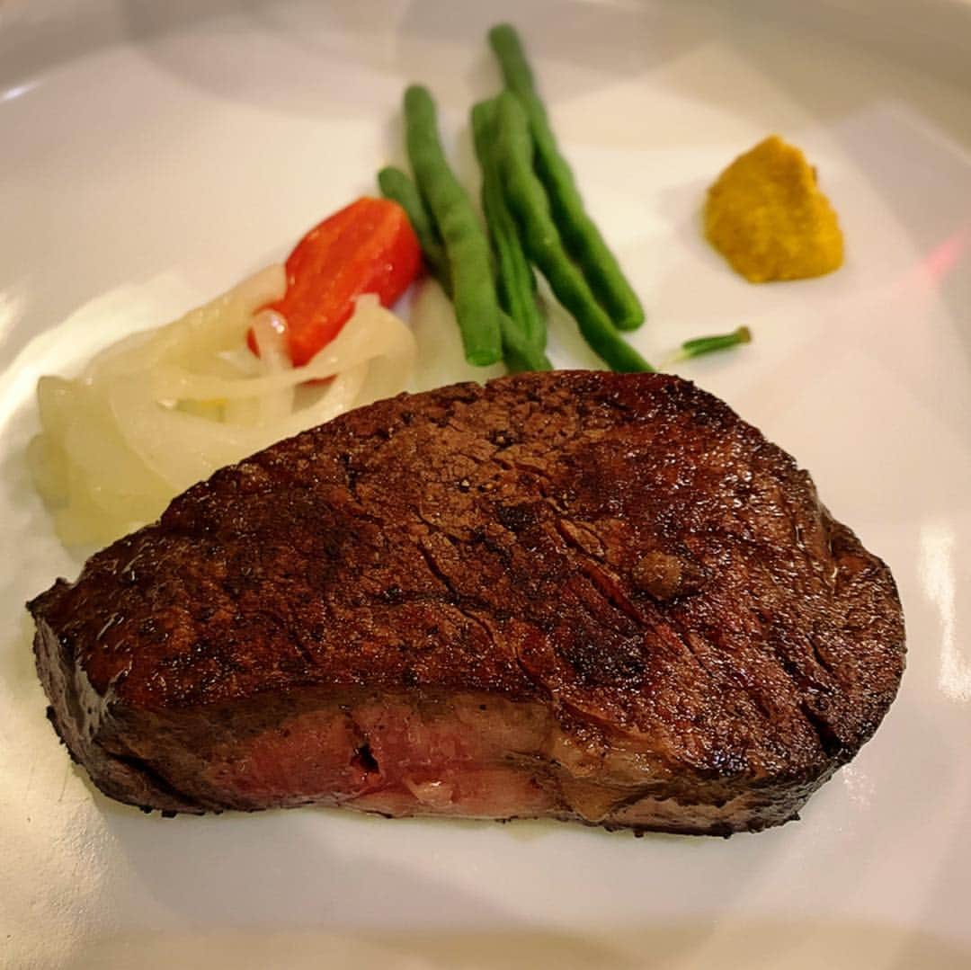 のインスタグラム：「お相撲の後はお肉〜😊♩♩ ワインもいただいて、幸せでした〜( ^ω^ ) お肉美味しすぎてペロリでした😋」