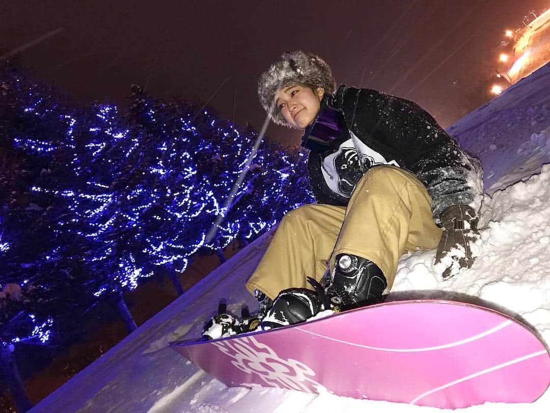 富久美玲のインスタグラム：「_ . 今年は遅めの滑り始めでした🏂❄️ からの初ナイター！ . 新しく覚えたグラトリが全然上手く いかなくて疲れたの図で イルミネーションでインスタ映えw . #初滑り#シーズンイン#スノボ#ナイター#ダイナランド」