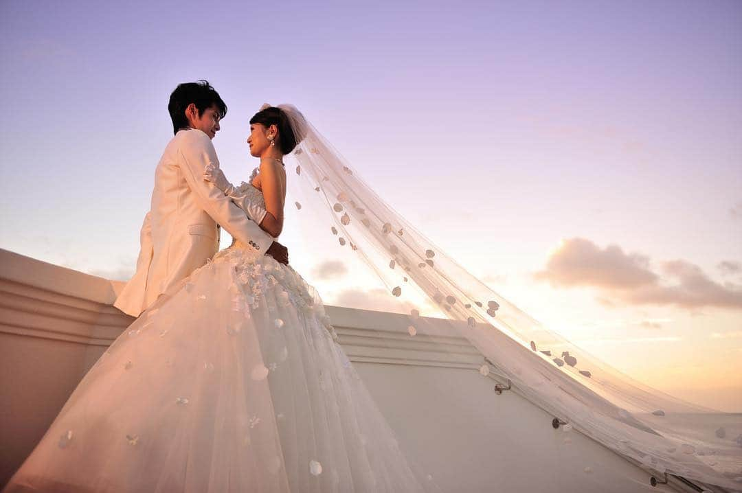 Famarryのインスタグラム：「Show off your dress and veil at a location of your choosing. #weddinglounge #沖縄  ーーーーーーーーーーーーーーーーーーーーーーー Want to plan your own overseas photoshoot? Check us out at  @famarry_jp or our website! くわしくは@famarry_jpプロフィールのURLから！ ーーーーーーーーーーーーーーーーーーーーーーー With over 800 photographers registered in our database, we have all the resources to make your dream photoshoot a reality. So, let’s chat! What is your dream? どこでもフォトウェディングの最高の舞台に。もっとクリエイティブに、もっと自由に。最安値で理想の撮影を実現。 国内、海外の800人以上のプロフォトグラファーが登録。ロケーション、ウェディング当日撮影、ハネムーンフォトも思いのままに。 ——— #ウェディング撮影といえばファマリー #出張カメラマン #出張撮影 #前撮り #後撮り #ロケーション撮影 #ウェディングフォト #フォトウェディング #ロケーションフォト #カップル撮影 #花嫁準備 #結婚準備 #famarry #ファマリー  #destinationphotographer #destinationphotography #engagementphotos #prewedding #preweddingphoto #weddingphotographer #preweddingideas #couplephotography #photoshoot #bride #bridetobe #japan #destinationphotographer #japanprewedding」