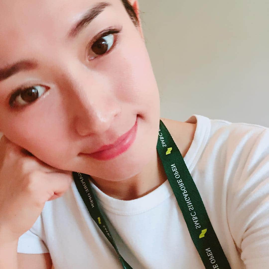 森下千里のインスタグラム：「開幕戦のため、シンガポール🇸🇬へ グリーンがとっても綺麗。 風強くって、とんでもない！ 暑さもあいまって、 果てしなく感じるほど長いコース… 惜しかった藤本プロ。 でも、活躍が全英オープンでも見られるのことで、さっそく楽しみが出来たなぁ。  今年はいくつ試合観に行けるかな。 . . #シンガポールオープン #開幕戦 #シンガポール #ゴルフ #男子ツアー」