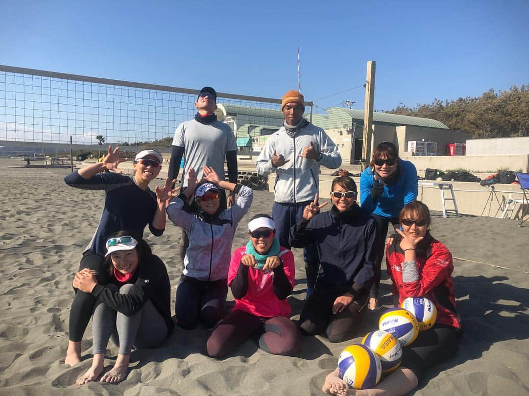 鈴木悠佳子のインスタグラム：「毎日いい天気で練習日和です🌈 #平塚ビーチパーク  #beachvolley  #湘南ベルマーレ #PENALTY #青空」