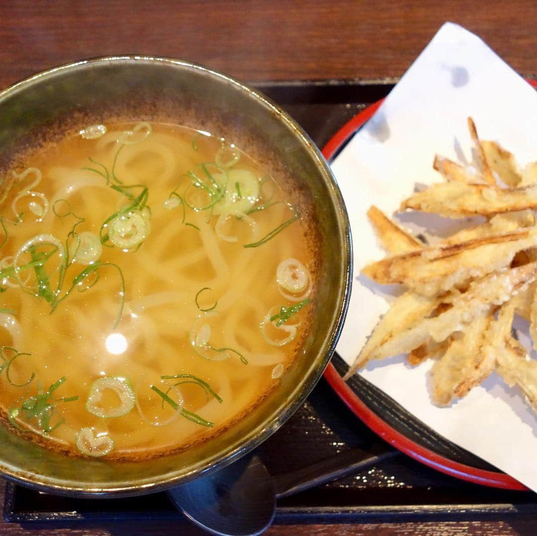 本谷亜紀さんのインスタグラム写真 - (本谷亜紀Instagram)「福岡はラーメンも有名だけどふわっふわのうどんも食べなくちゃ😀と思って❗️ゴボウの天ぷらたっぷりのゴボてんうどんを満喫😘この出汁たまらん〜😍 #大地のうどん #福岡うどん」1月24日 15時38分 - akichi0518_ramen