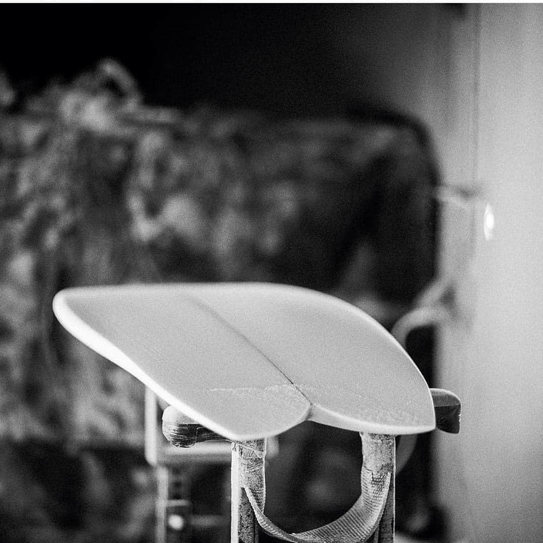 SURFING Magazineのインスタグラム：「When you find that magical board... Outtake from the Surfermag “Handmade” video series. Paying homage to the great shapers |photo @grantellis1 #surferphotos」