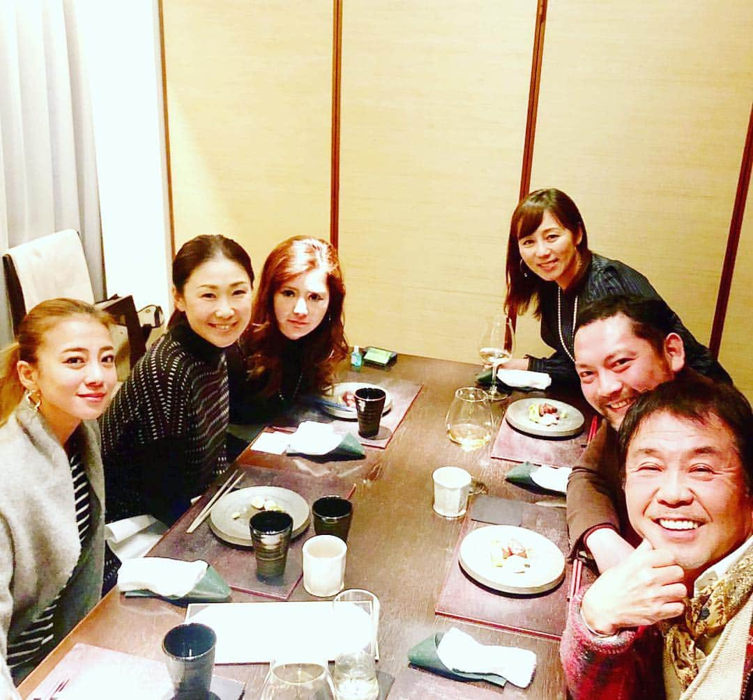 あびる優さんのインスタグラム写真 - (あびる優Instagram)「タラちゃんとみほちゃんと新年会😋✨ まるでお正月のおせち料理の様な素材のお料理で見た目にも美しいラインナップ🐟🍖🍣💋 ごちそうさまでした😃✨ さぁ、近々BEAMSにお買い物行こー🥳 ビームズキッズもあるんだよ👧💜 #friends#dinner#yummy#happy#japanesefood#sashimi#sushi#soba#happy#smile#和食#蕎麦#美味#仲良し#新年会#楽しかった#幸せ#ごちそうさまでした」1月24日 15時47分 - yuabiru74