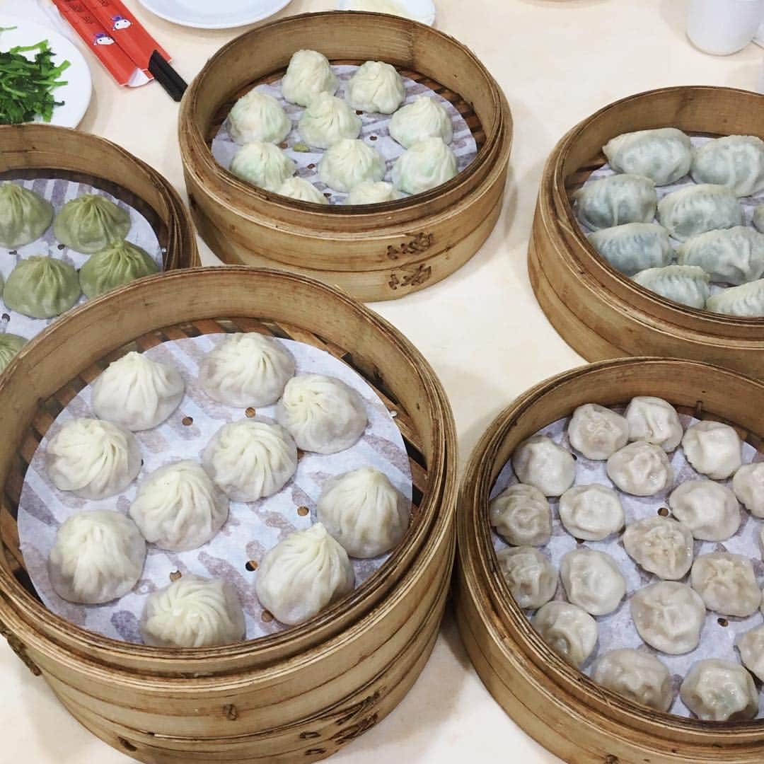 のインスタグラム：「【 #旅するエンゼル 〜台湾編〜】 完全なる食い倒れ状態。 小籠包は絶品です。 スープを頼んだら、素敵な大きな器で出てきました。 . 最後の写真は、猫空ロープウェイからの景色。 行きは霧がかかっていて幻想的でした。 . #森永 #森永製菓 #morinaga #台湾グルメ #台湾 #台湾旅行 #小籠包 #排骨湯 #朝食 #猫空 #ロープウェイ」