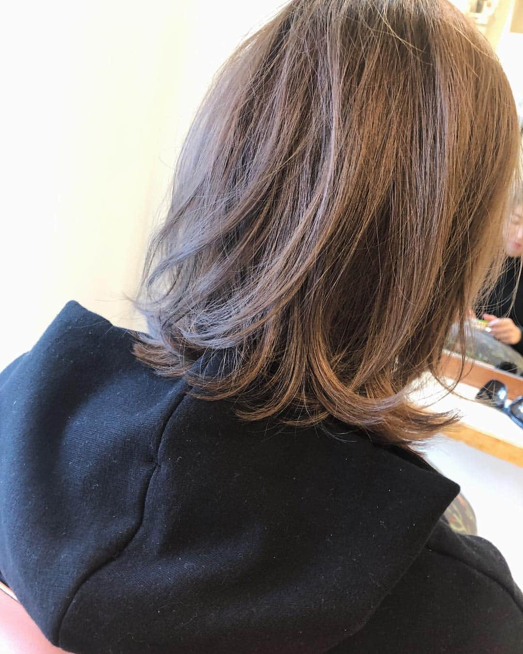 翁安芸さんのインスタグラム写真 - (翁安芸Instagram)「New color New haircut!! 今年初めての美容院。カラーもヘアースタイルも代官山Roraimaの服部さんに相談しつつも、毎回ほとんどお任せ🐻❤️ 仕上げに素敵に髪を巻いていただき幸せ。写真2枚目に、後ろの仕上がり載せています✨ #hairstyle #haircut #roraima #代官山 #ロライマ #美容院 #akiweng #翁安芸」1月24日 16時06分 - akinyc