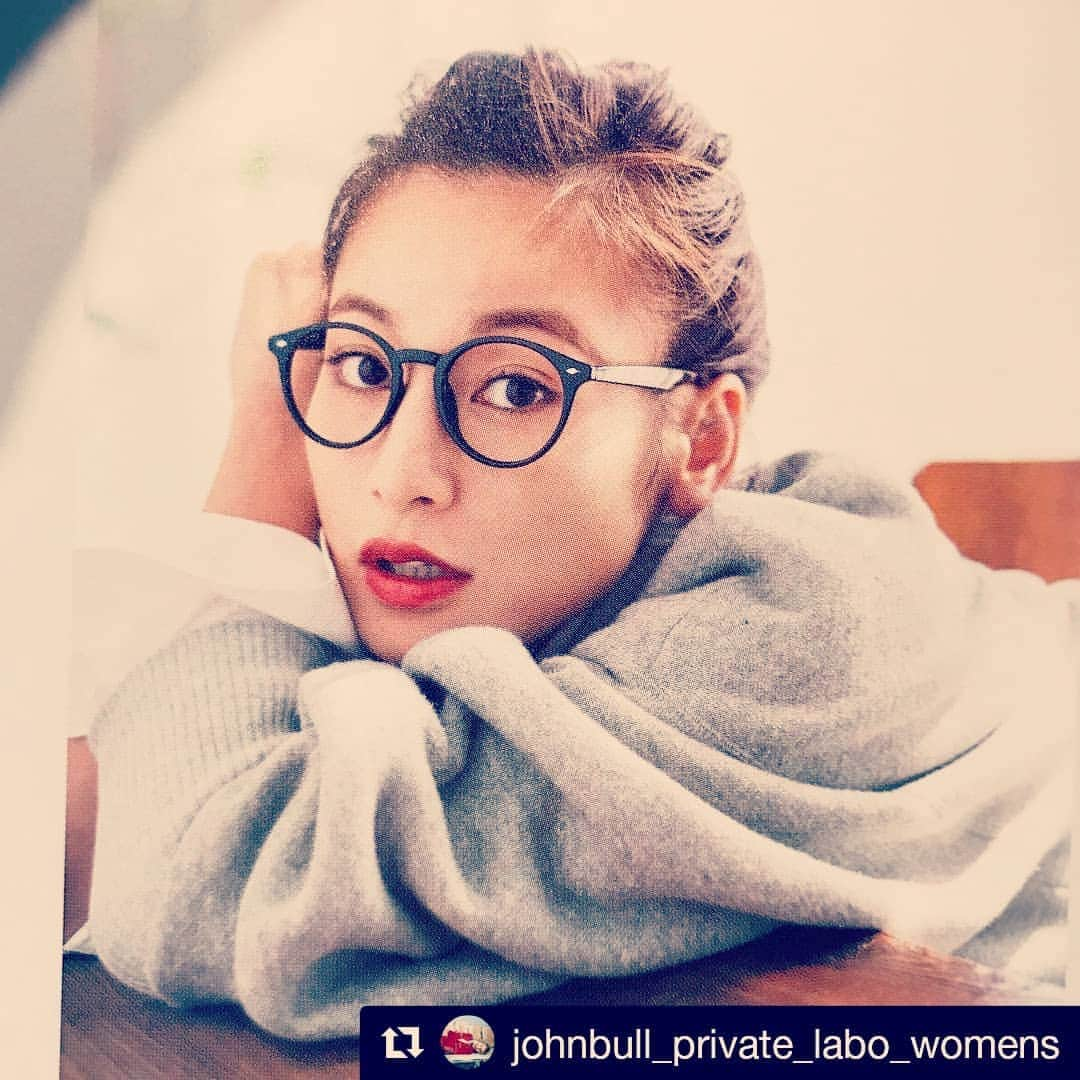 西山茉希さんのインスタグラム写真 - (西山茉希Instagram)「#Repost @johnbull_private_labo_womens (@get_repost) ・・・ worn by Maki Nishiyama @maki.nshiyama50 . 西山茉希さんの新発売の書籍「Life 西山茉希 母として、モデルとして、女性として」にて、 @johnbull_private_labo_womens  ボリュームスリーブスウェットをご着用いただいています . 【Johnbull】Volume sleeve sweatshirt lot. ZC397 color. white / gray / charcoal / beige / orange  price. ¥15,000 → sale ¥10,500 . . #life西山茉希 #西山茉希 #johnbullprivatelabowomens  @johnbull_private_labo_womens  #johnbull #ジョンブル」1月24日 16時10分 - maki.nshiyama50