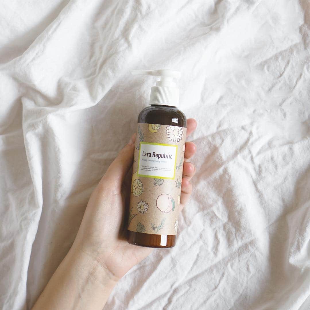 Lara Republic(ララリパブリック) のインスタグラム：「【Take care of yourself】 ⠀⠀ 「ファミリーナチュラルボディクリーム」は伸びがよくベタつかないので、オールシーズンご使用OK。 ⠀⠀ マッサージをしながら使用することで、心身共にリラックス。 肌も心も、常に潤いで満たそう☺️ ⠀⠀ ⠀⠀ #LaraRepublic #ララリパブリック @lara_republic」